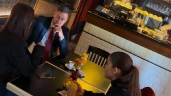 АЛЕКСИЋ СА СТУДЕНТИМА БЛОКАДЕРИМА: У кафићу им даје инструкције (ФОТО) АЛЕКСИЋ СА СТУДЕНТИМА БЛОКАДЕРИМА: У кафићу им даје инструкције (ФОТО)