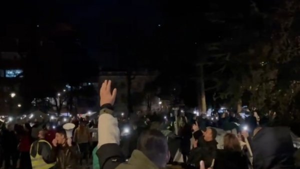 СВЕ ВЕЋИ БРОЈ СТУДЕНАТА КОЈИ ЖЕЛЕ ДА УЧЕ ПРИСТИЖЕ И ДОЛАЗИ У ПИОНИРСКИ ПАРК: Напад на студенте; Спектакл уз скандирање КиМ (ФОТО/ВИДЕО) СВЕ ВЕЋИ БРОЈ СТУДЕНАТА КОЈИ ЖЕЛЕ ДА УЧЕ ПРИСТИЖЕ И ДОЛАЗИ У ПИОНИРСКИ ПАРК: Напад на студенте; Спектакл уз скандирање КиМ (ФОТО/ВИДЕО)