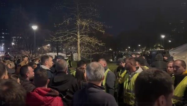 ПОГЛЕДАЈТЕ: Дошли да провоцирају студенте који желе да уче (ВИДЕО) ПОГЛЕДАЈТЕ: Дошли да провоцирају студенте који желе да уче (ВИДЕО)