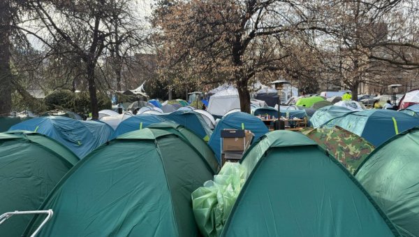СВЕ ВЕЋИ БРОЈ СТУДЕНАТА КОЈИ ЖЕЛЕ ДА УЧЕ У ПИОНИРСКОМ ПАРКУ: Не одустају од захтева да се врате на факултете (ФОТО/ВИДЕО) СВЕ ВЕЋИ БРОЈ СТУДЕНАТА КОЈИ ЖЕЛЕ ДА УЧЕ У ПИОНИРСКОМ ПАРКУ: Не одустају од захтева да се врате на факултете (ФОТО/ВИДЕО)