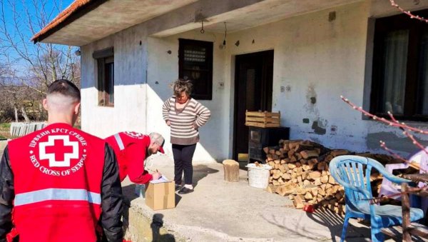 ЗА НАЈУГРОЖЕНИЈЕ У ПАРАЋИНСКИМ СЕЛИМА: Почела расподела пакета хране и хигијене ЗА НАЈУГРОЖЕНИЈЕ У ПАРАЋИНСКИМ СЕЛИМА: Почела расподела пакета хране и хигијене