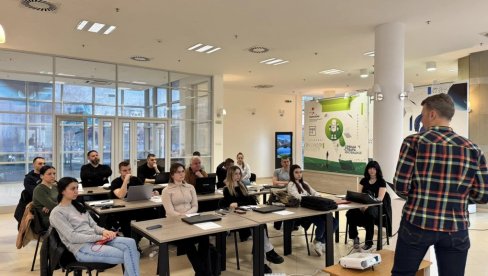 U PARAĆINU UČE PROGRAMIRANJE: Počela obuka u Regionalnom inovacionom startap centru U PARAĆINU UČE PROGRAMIRANJE: Počela obuka u Regionalnom inovacionom startap centru