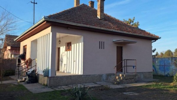 ТИНА ПРОДАЈЕ КУЋУ ЗА МАЛЕ ПАРЕ: Потпуно је опремљена, али има једну ману (ФОТО) ТИНА ПРОДАЈЕ КУЋУ ЗА МАЛЕ ПАРЕ: Потпуно је опремљена, али има једну ману (ФОТО)