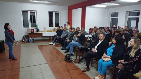 “СЕОСКЕ КУЛТУРНЕ ВЕЧЕРИ“: Приказан филм „Ленка“ (ФОТО) “СЕОСКЕ КУЛТУРНЕ ВЕЧЕРИ“: Приказан филм „Ленка“ (ФОТО)