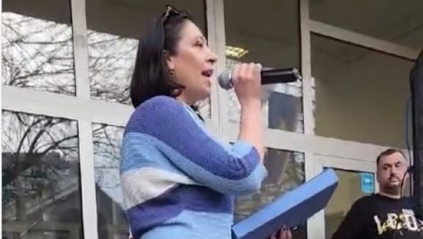 СРАМНЕ СЦЕНЕ! Опозициони активисти нападали родитеље деце која желе да уче испред школе Иво Лола Рибар у Новом Саду (ВИДЕО) СРАМНЕ СЦЕНЕ! Опозициони активисти нападали родитеље деце која желе да уче испред школе Иво Лола Рибар у Новом Саду (ВИДЕО)