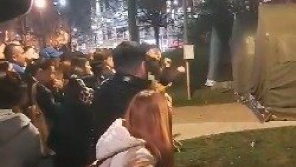 НАСИЉЕ БЛОКАДЕРА СЕ НАСТАВЉА: Поново нападнути студенти који желе да уче (ВИДЕО) НАСИЉЕ БЛОКАДЕРА СЕ НАСТАВЉА: Поново нападнути студенти који желе да уче (ВИДЕО)
