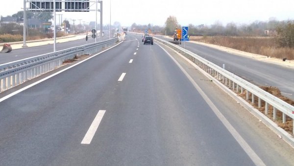 ОБУСТАВА САОБРАЋАЈА: Код Кусића преусмеравање на брзу саобраћајницу ОБУСТАВА САОБРАЋАЈА: Код Кусића преусмеравање на брзу саобраћајницу