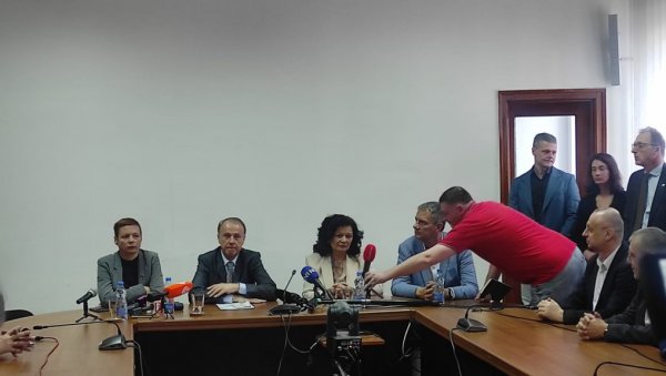 СКАНДАЛ: Ректор се закључао након конференције - Неће да одговара на питања новинара (ВИДЕО) СКАНДАЛ: Ректор се закључао након конференције - Неће да одговара на питања новинара (ВИДЕО)