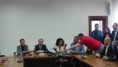 SKANDAL: Rektor se zaključao nakon konferencije - Neće da odgovara na pitanja novinara (VIDEO) SKANDAL: Rektor se zaključao nakon konferencije - Neće da odgovara na pitanja novinara (VIDEO)