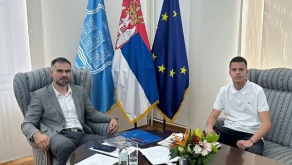 НЕМАЊА ЈЕ СМЕРАН И ХРАБАР ДЕЧАК: Мићин угостио гимназијалца који је одржао говор на скупу подршке ученицима који желе да се настава одвија НЕМАЊА ЈЕ СМЕРАН И ХРАБАР ДЕЧАК: Мићин угостио гимназијалца који је одржао говор на скупу подршке ученицима који желе да се настава одвија
