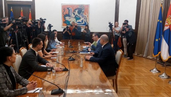 САГЛЕДАО САМ СВИХ ПЕТ ЗАХТЕВА Вучић: Није све у нашим рукама, постоји ометање извођења наставее САГЛЕДАО САМ СВИХ ПЕТ ЗАХТЕВА Вучић: Није све у нашим рукама, постоји ометање извођења наставее