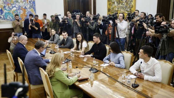 ИМАМ ЗА ВАС ЈЕДНУ МОЛБУ Вучић са студентима који желе да уче: Пробудила се Србија, нико више неће да трпи њихов терор (ВИДЕО) ИМАМ ЗА ВАС ЈЕДНУ МОЛБУ Вучић са студентима који желе да уче: Пробудила се Србија, нико више неће да трпи њихов терор (ВИДЕО)