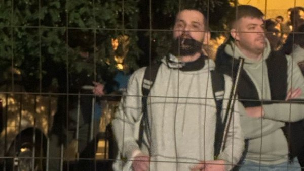 ДОШЛИ СА ШИПКАМА У ПИОНИРСКИ ПАРК: Дивљаци би да бију студенте који желе да уче (ВИДЕО) ДОШЛИ СА ШИПКАМА У ПИОНИРСКИ ПАРК: Дивљаци би да бију студенте који желе да уче (ВИДЕО)