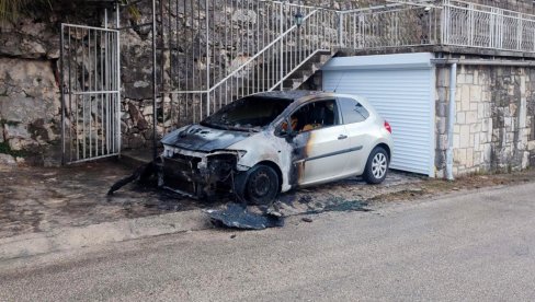 IZGOREO AUTOMOBIL POSLANIKA: U Trebinju izbio požar ispred porodične kuće Vukanovića IZGOREO AUTOMOBIL POSLANIKA: U Trebinju izbio požar ispred porodične kuće Vukanovića