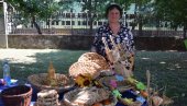 ЗЕМБИЉИ ПОНОВО У МОДИ: Љиљана Вулић из Старог Ланишта код Јагодине прави засторе и торбе ЗЕМБИЉИ ПОНОВО У МОДИ: Љиљана Вулић из Старог Ланишта код Јагодине прави засторе и торбе