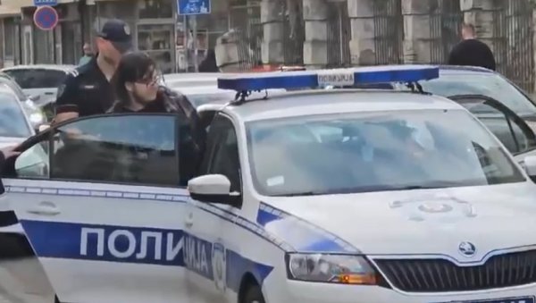 ЗБОГ ПЛАНИРАЊА ДРЖАВНОГ УДАРА ИЗА РЕШЕТАКА: Овако је ухапшен Давор Стефановић (ВИДЕО) ЗБОГ ПЛАНИРАЊА ДРЖАВНОГ УДАРА ИЗА РЕШЕТАКА: Овако је ухапшен Давор Стефановић (ВИДЕО)