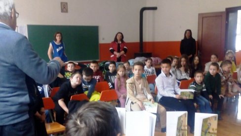 POEZIJA UŠLA U UČIONICE: U školi u Smilovcu Paraćinci predstavili dečju knjigu POEZIJA UŠLA U UČIONICE: U školi u Smilovcu Paraćinci predstavili dečju knjigu