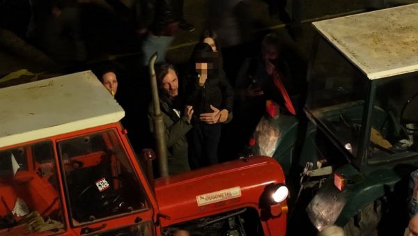 БОЛЕСНО: Довели дете да вређа студенте који желе да уче (ФОТО) БОЛЕСНО: Довели дете да вређа студенте који желе да уче (ФОТО)