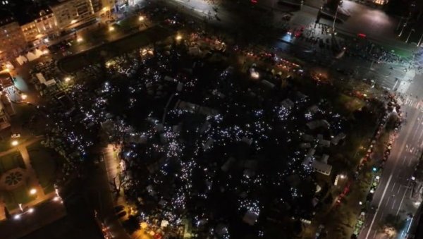 КОСОВО ЈЕ СРЦЕ СРБИЈЕ Студенти који желе да уче упалили блицеве (ВИДЕО) КОСОВО ЈЕ СРЦЕ СРБИЈЕ Студенти који желе да уче упалили блицеве (ВИДЕО)