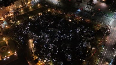 KOSOVO JE SRCE SRBIJE Studenti koji žele da uče upalili bliceve (VIDEO) KOSOVO JE SRCE SRBIJE Studenti koji žele da uče upalili bliceve (VIDEO)