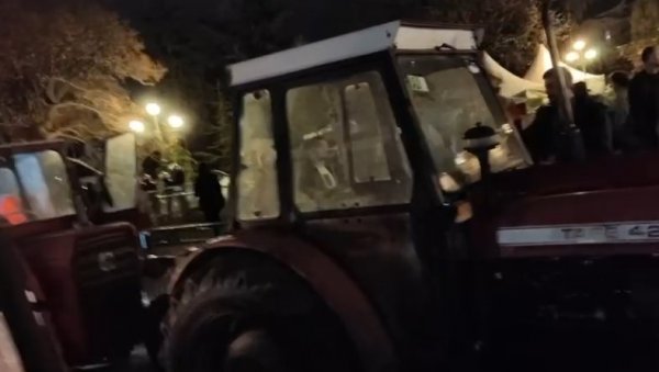 ДЕМОНСТРАНТИ ВЕЋ ПОЧЕЛИ ДА ПРАВЕ ХАОС: Довукли лопове, стартују тракторе спајањем жица (ВИДЕО) ДЕМОНСТРАНТИ ВЕЋ ПОЧЕЛИ ДА ПРАВЕ ХАОС: Довукли лопове, стартују тракторе спајањем жица (ВИДЕО)