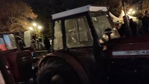 DEMONSTRANTI VEĆ POČELI DA PRAVE HAOS: Dovukli lopove, startuju traktore spajanjem žica (VIDEO) DEMONSTRANTI VEĆ POČELI DA PRAVE HAOS: Dovukli lopove, startuju traktore spajanjem žica (VIDEO)