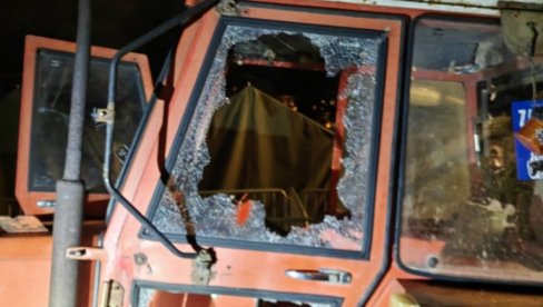 UŽAS: Demonstranti demolirali traktore ispred Pionirskog parka (FOTO) UŽAS: Demonstranti demolirali traktore ispred Pionirskog parka (FOTO)