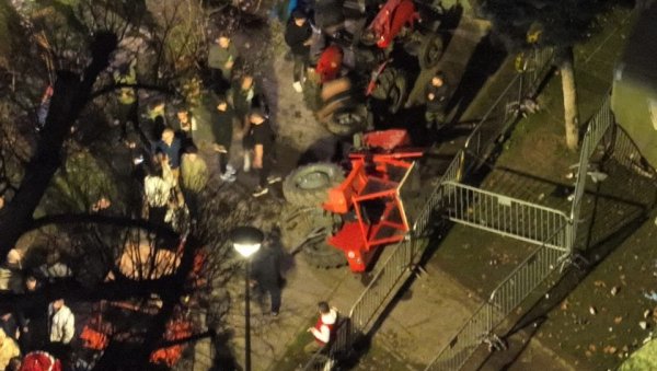 ДИВЉАШТВО БЛОКАДЕРА: Оборили трактор, гађају полицију и шаторе у којима су студенти који желе да уче (ФОТО) ДИВЉАШТВО БЛОКАДЕРА: Оборили трактор, гађају полицију и шаторе у којима су студенти који желе да уче (ФОТО)