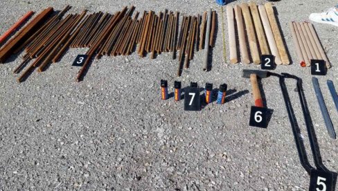 PRIPREMALI NAPAD METALNIM ŠIPKAMA I PAJSERIMA: Otkriće policije na auto-putu kod Smedereva PRIPREMALI NAPAD METALNIM ŠIPKAMA I PAJSERIMA: Otkriće policije na auto-putu kod Smedereva