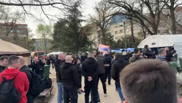 УПРКОС ХАОСУ, НЕРЕДУ И НАПАДИМА КОЈЕ ТРПЕ ОД БЛОКАДЕРА: Студенти који желе да уче и даље се налазе у Пионирском парку УПРКОС ХАОСУ, НЕРЕДУ И НАПАДИМА КОЈЕ ТРПЕ ОД БЛОКАДЕРА: Студенти који желе да уче и даље се налазе у Пионирском парку