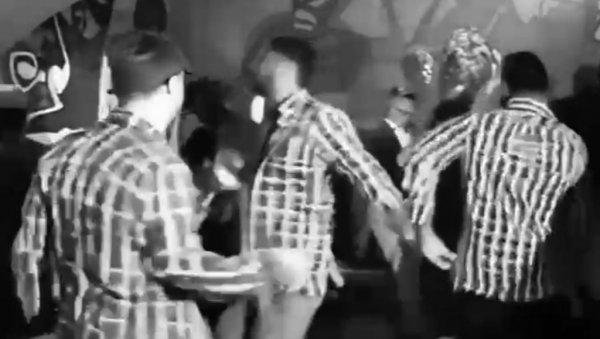 ПОСЛУШАЈТЕ ПЕСМУ: Обојена простачка химна лажној елити (ВИДЕО) ПОСЛУШАЈТЕ ПЕСМУ: Обојена простачка химна лажној елити (ВИДЕО)