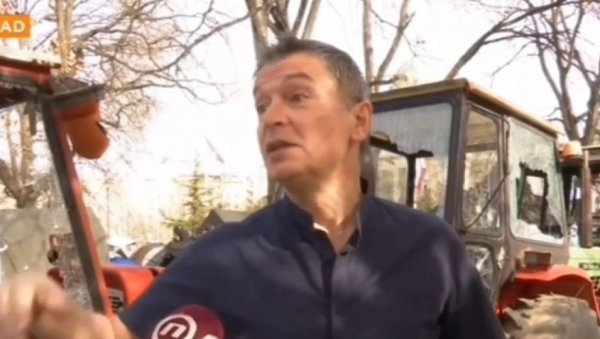 ЋУТА СТИГАО У ПИОНИРСКИ ПАРК И ПОЗИВА НА НАСИЉЕ: Да терамо до краја, не окрећи се, сине! (ВИДЕО) ЋУТА СТИГАО У ПИОНИРСКИ ПАРК И ПОЗИВА НА НАСИЉЕ: Да терамо до краја, не окрећи се, сине! (ВИДЕО)