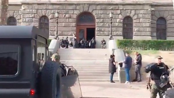 ОПОЗИЦИЈА НЕ МОЖЕ НИ ДОК ЈЕДЕ ДА НЕ ПРИЗИВА ИНЦИДЕНТЕ: Драгана Ракић из ДС-а и даље “пумпа” атмосферу око Скупштине ОПОЗИЦИЈА НЕ МОЖЕ НИ ДОК ЈЕДЕ ДА НЕ ПРИЗИВА ИНЦИДЕНТЕ: Драгана Ракић из ДС-а и даље “пумпа” атмосферу око Скупштине