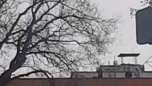 BLOKADERI I HULIGANI: Sa zgrade u Ulici kneza Miloša sinoć gađali kamenicama, spremni i danas na nasilje (VIDEO) BLOKADERI I HULIGANI: Sa zgrade u Ulici kneza Miloša sinoć gađali kamenicama, spremni i danas na nasilje (VIDEO)