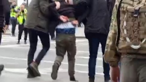 POLICIJA U CIVILU PRIVELA JOŠ JEDNOG BLOKADERA: Boljševički plenumaš osujećen hitrom i brzom akcijom pripandika MUP-a POLICIJA U CIVILU PRIVELA JOŠ JEDNOG BLOKADERA: Boljševički plenumaš osujećen hitrom i brzom akcijom pripandika MUP-a