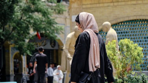 IRAN KORISTI DRONOVE DA BI PRATIO ŽENE KOJE NE NOSE HIDŽAB: Zbog novog zakona ih čeka 10 godina zatvora IRAN KORISTI DRONOVE DA BI PRATIO ŽENE KOJE NE NOSE HIDŽAB: Zbog novog zakona ih čeka 10 godina zatvora