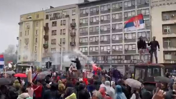 ДЕМОНСТРАНТИ БЛОКАДЕРИ ПРАВЕ ХАОС: Упалили бакље (ВИДЕО) ДЕМОНСТРАНТИ БЛОКАДЕРИ ПРАВЕ ХАОС: Упалили бакље (ВИДЕО)