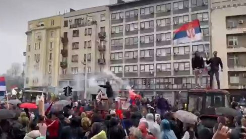 DEMONSTRANTI BLOKADERI PRAVE HAOS: Upalili baklje (VIDEO) DEMONSTRANTI BLOKADERI PRAVE HAOS: Upalili baklje (VIDEO)