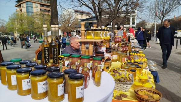САЈМОВИ МЕДА И ВИНА ДАНАС У ПАРАЋИНУ: На обе манифестације мноштво излагача и посетилаца (ФОТО) САЈМОВИ МЕДА И ВИНА ДАНАС У ПАРАЋИНУ: На обе манифестације мноштво излагача и посетилаца (ФОТО)