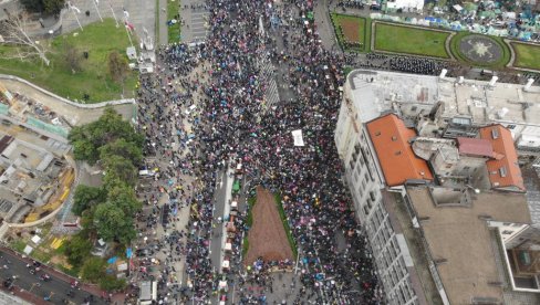 SLIKA IZ VAZDUHA: Evo koliko ljudi je na protestu blokadera (FOTO) SLIKA IZ VAZDUHA: Evo koliko ljudi je na protestu blokadera (FOTO)