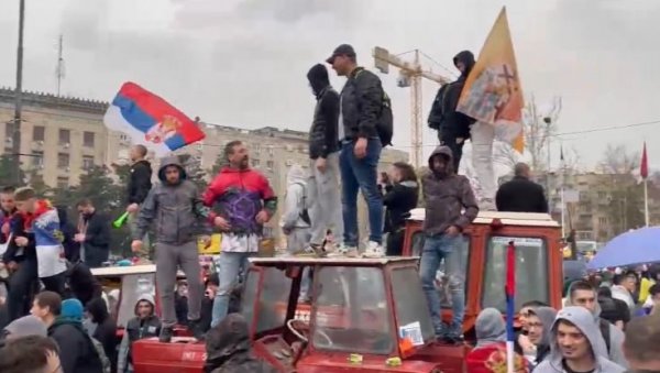 ДИВЉАЊЕ БЛОКАДЕРА: Урлају и скачу по тракторима пољопривредника, упалили мотор једног возила (ВИДЕО) ДИВЉАЊЕ БЛОКАДЕРА: Урлају и скачу по тракторима пољопривредника, упалили мотор једног возила (ВИДЕО)