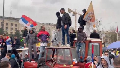 DIVLJANJE BLOKADERA: Urlaju i skaču po traktorima poljoprivrednika, upalili motor jednog vozila (VIDEO) DIVLJANJE BLOKADERA: Urlaju i skaču po traktorima poljoprivrednika, upalili motor jednog vozila (VIDEO)