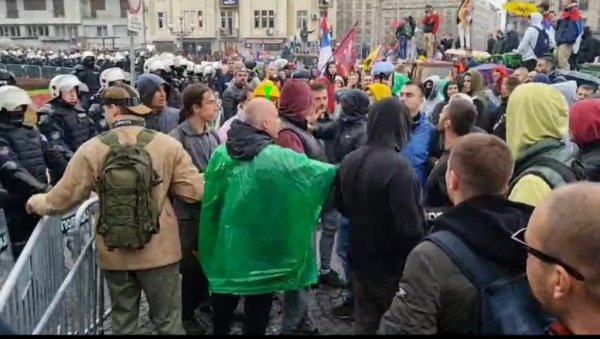 ДЕМОНСТРАНТИ СЕ ТУКУ МЕЂУ СОБОМ: Бољшевички пленумаши не могу без насиља (ВИДЕО) ДЕМОНСТРАНТИ СЕ ТУКУ МЕЂУ СОБОМ: Бољшевички пленумаши не могу без насиља (ВИДЕО)