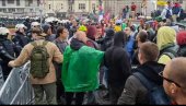 ДЕМОНСТРАНТИ СЕ ТУКУ МЕЂУ СОБОМ: Бољшевички пленумаши не могу без насиља (ВИДЕО) ДЕМОНСТРАНТИ СЕ ТУКУ МЕЂУ СОБОМ: Бољшевички пленумаши не могу без насиља (ВИДЕО)