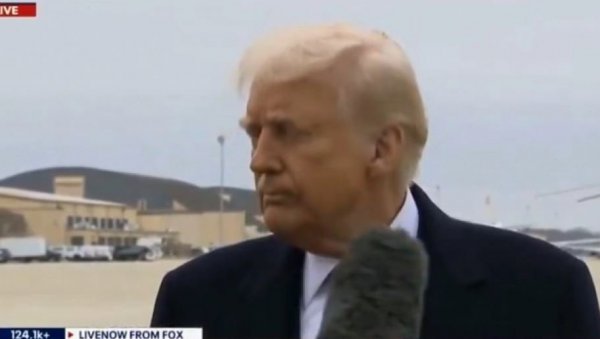 НОВИНАРКА МИКРОФОНОМ ПОГОДИЛА ТРАМПА У ЛИЦЕ: Снимак инцидента постао виралан (ВИДЕО) НОВИНАРКА МИКРОФОНОМ ПОГОДИЛА ТРАМПА У ЛИЦЕ: Снимак инцидента постао виралан (ВИДЕО)