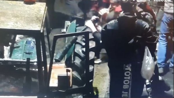 НЕ ПРЕСТАЈЕ НАСИЉЕ: Блокадери и пленумаши уништавају тракторе (ВИДЕО) НЕ ПРЕСТАЈЕ НАСИЉЕ: Блокадери и пленумаши уништавају тракторе (ВИДЕО)