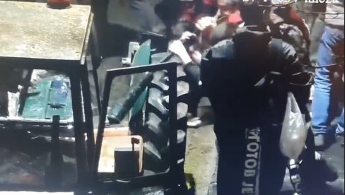 NE PRESTAJE NASILJE: Blokaderi i plenumaši uništavaju traktore (VIDEO) NE PRESTAJE NASILJE: Blokaderi i plenumaši uništavaju traktore (VIDEO)