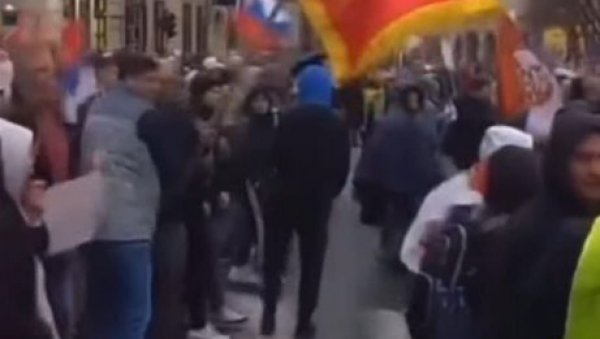 ЗВИЦЕРОВА КУМА НА ПРОТЕСТУ У БЕОГРАДУ: Он спремао атентат на Вучића, она протестује (ФОТО) ЗВИЦЕРОВА КУМА НА ПРОТЕСТУ У БЕОГРАДУ: Он спремао атентат на Вучића, она протестује (ФОТО)