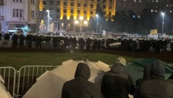 ПИЈАНИ БЛОКАДЕРИ ПРЕСКАЧУ ОГРАДУ: Са свих страна долазе и нападају полицију (ВИДЕО) ПИЈАНИ БЛОКАДЕРИ ПРЕСКАЧУ ОГРАДУ: Са свих страна долазе и нападају полицију (ВИДЕО)