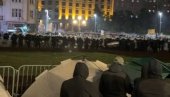 ПИЈАНИ БЛОКАДЕРИ ПРЕСКАЧУ ОГРАДУ: Са свих страна долазе и нападају полицију (ВИДЕО) ПИЈАНИ БЛОКАДЕРИ ПРЕСКАЧУ ОГРАДУ: Са свих страна долазе и нападају полицију (ВИДЕО)